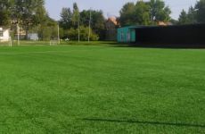 Футбольное поле с искусственным покрытием и крытой трибуной
